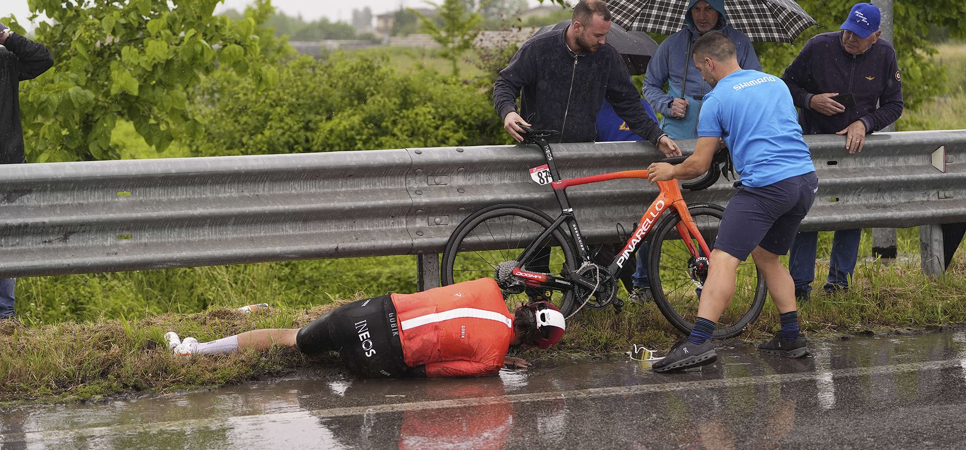El británico Joshua Tarling, del Ineos Grenadiers, yace tras una caída durante la etapa 16º del Giro de Italia, de Piazzola sul Brenta a San Valentino, Italia, el martes 27 de mayo de 2025. (Fabio Ferrari/LaPresse vía AP) El británico Joshua Tarling, del Ineos Grenadiers, yace tras una caída durante la etapa 16º del Giro de Italia, de Piazzola sul Brenta a San Valentino, Italia, el martes 27 de mayo de 2025. (Fabio Ferrari/LaPresse vía AP)