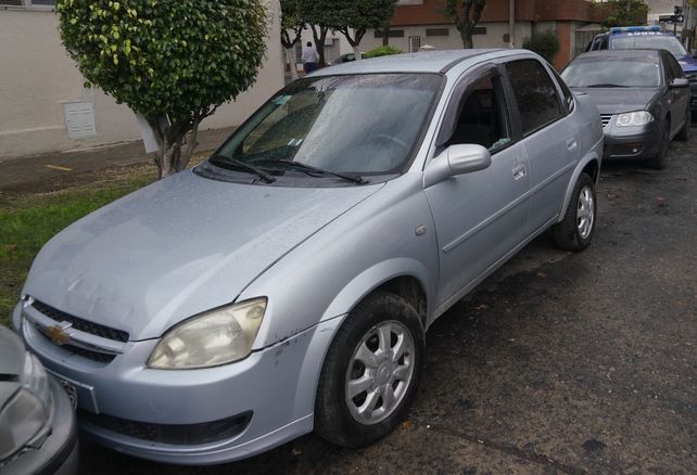 El Chevrolet Corsa gris tenía una radio conectada con el despacho de una remisería.&nbsp;