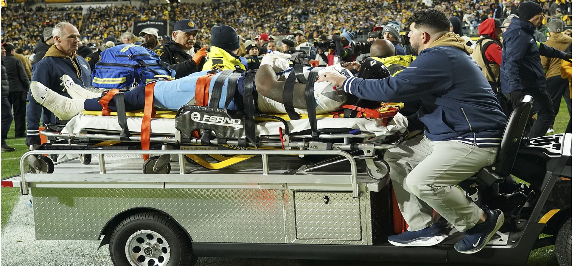 El receptor abierto de los Tennessee Titans, Treylon Burks, es sacado del campo después de lesionarse durante la segunda mitad de un partido de fútbol americano de la NFL contra los Pittsburgh Steelers, el jueves 2 de noviembre de 2023, en Pittsburgh. (Foto AP/Matt Freed) El receptor abierto de los Tennessee Titans, Treylon Burks, es sacado del campo después de lesionarse durante la segunda mitad de un partido de fútbol americano de la NFL contra los Pittsburgh Steelers, el jueves 2 de noviembre de 2023, en Pittsburgh. (Foto AP/Matt Freed)