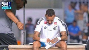 Neymar salió lesionado y entre lágrimas.