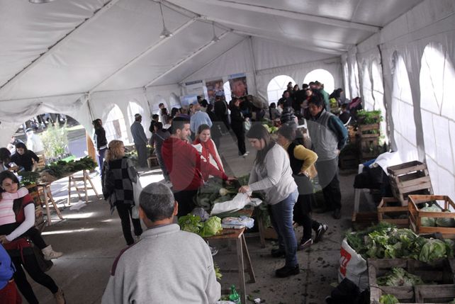 La explanada de la Legislatura se convirtió en una gran feria de productores