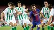 Messi contra el mundo. El rosarino no convirtió hoy pero no tiene apuro: Prefiero que se los vaya reservando..., bromeó el DT.
