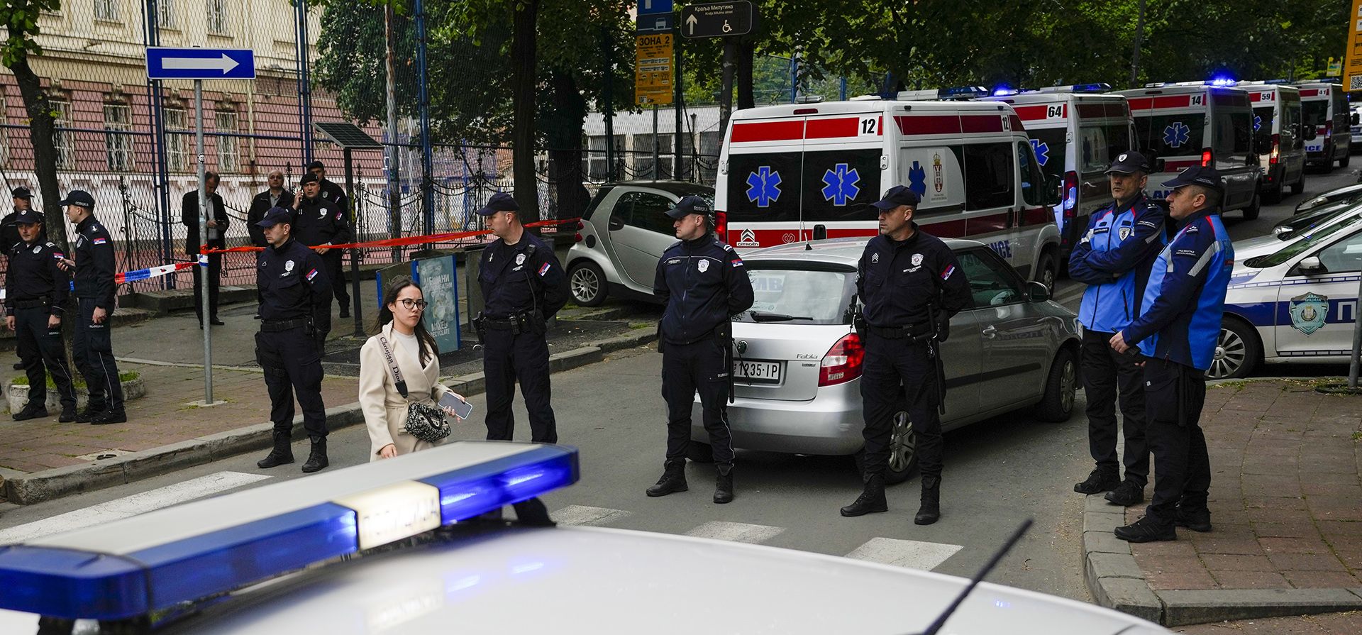 Oficiales de policía bloquean la calle alrededor de la escuela Vladislav Ribnikar en el centro de Belgrado, Serbia, el miércoles 3 de mayo de 2023. Un adolescente abrió fuego este miércoles en una escuela en el centro de Belgrado, causando numerosos muertos y heridos, dijo la policía serbia. (Foto AP/Darko Vojinovic)