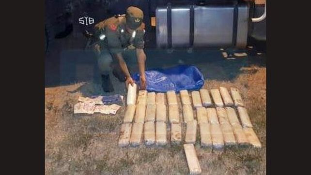 Para el viaje. El camionero adquirió los 160 paquetes de hojas de coca en la provincia de Salta.