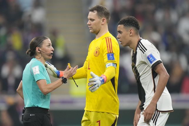 Frappart habla con el arquero alemán Neuer.