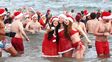 La gente se lanza al mar en la bahía de Helen, Irlanda del Norte, para el baño anual de Nochebuena en las frías aguas del lago Belfast Lough para recaudar fondos para Dementia NI y Air Ambulance NI, el miércoles 24 de diciembre de 2025. (Foto AP/Peter Morrison) La gente se lanza al mar en la bahía de Helen, Irlanda del Norte, para el baño anual de Nochebuena en las frías aguas del lago Belfast Lough para recaudar fondos para Dementia NI y Air Ambulance NI, el miércoles 24 de diciembre de 2025. (Foto AP/Peter Morrison)