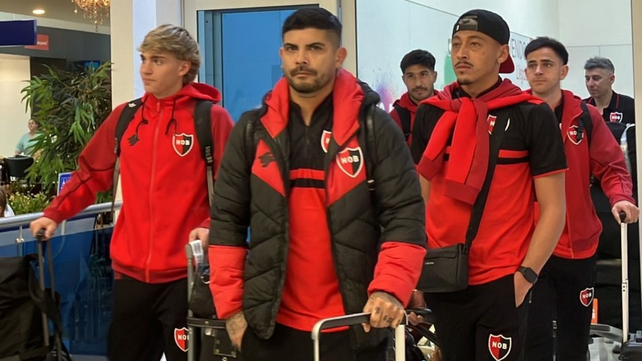 Ever Banega, al frente del plantel de Newell's a la llegada al aeropuerto de Veracruz.