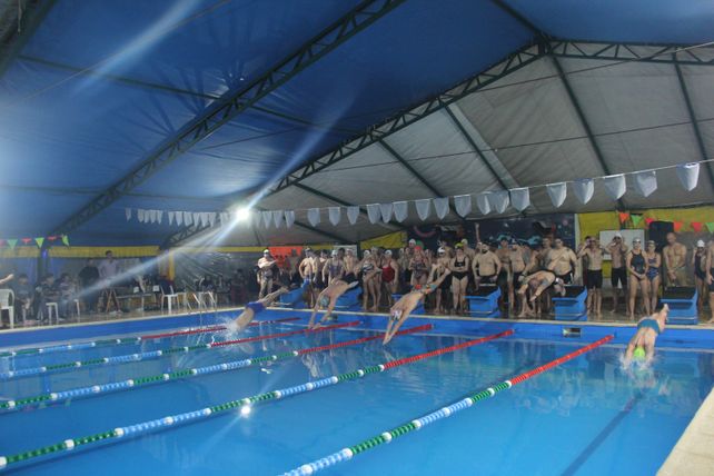 Más de 150 nadadores se dieron cita en el Polideportivo Comunal de Timbúes para disputar una nueva edición de las 60 de nado en posta americana.&nbsp;