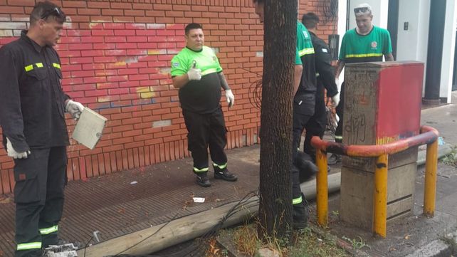 El Alem al 3200 se intervino por un poste caído sobre la calzada.
