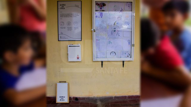 Seis vitrinas exhiben el arte y las creaciones de los niños del oeste