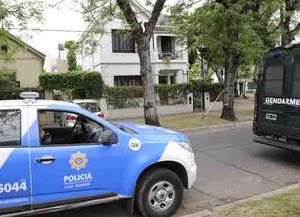 Un policía tenía un arma con la que habrían atacado la casa de Bonfatti