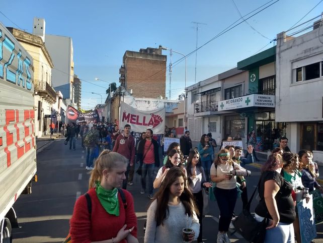 Masiva marcha para oponerse al ajuste a la universidad pública