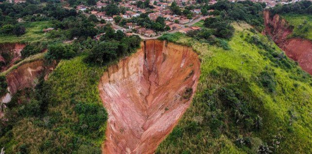 Una ciudad de Brasil está a punto de ser devorada por enormes socavones