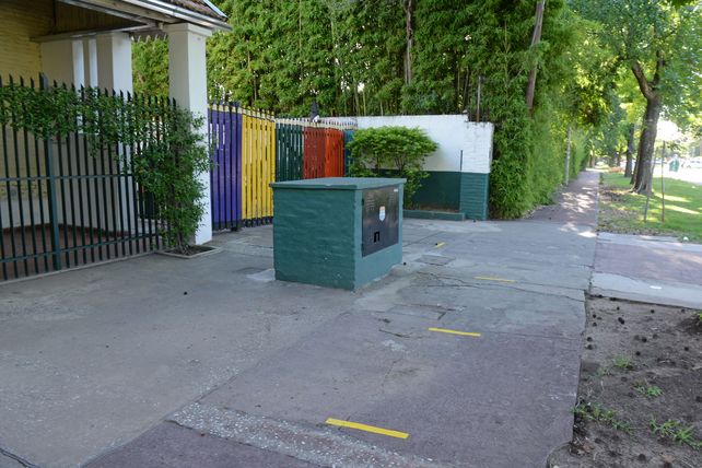 Prevención. En la Escuela Integral de Fisherton se pintaron marcas en el ingreso para garantizar la distancia social.