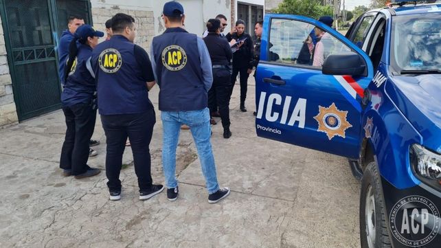 Efectivos de ACP con el apoyo de la PSA detuvieron a una dotación del Comando Radioeléctrico que está siendo investigada.