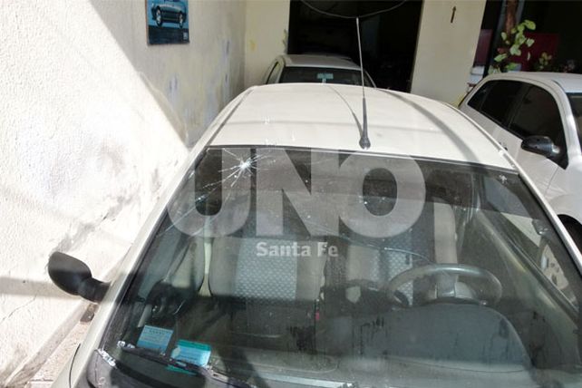 Rompieron las vidrieras de dos locales comerciales y atraparon a un delincuente