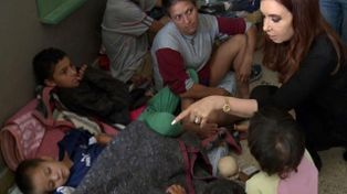 La entonces presidenta Cristina Fernández de Kirchner en un centro de refugiados por las inundaciones en La Plata, en 2013.&nbsp;