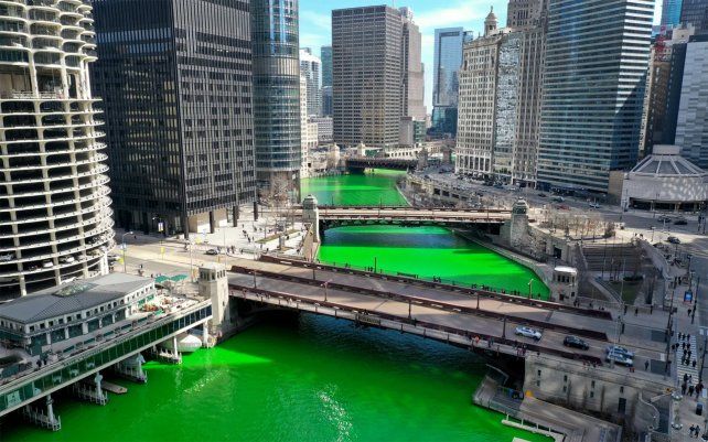 El río Chicago se tiñe de verde en Illinois, EE. UU.