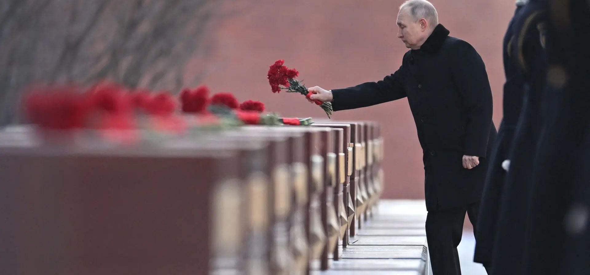 Vladimir Putin deposita flores en el Muro del Kremlin de Moscú en el Jardín Alexander durante un evento que marca el Día del Defensor de la Patria, Moscú, Rusia. Fotografía: Pavel Bednyakov/Sputnik/AFP/Getty Images