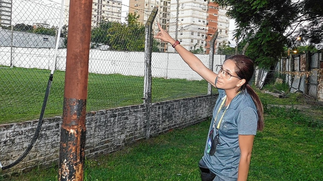 La dirigente Andrea Ledesma indicando la sustracción de los cables en el club.&nbsp;