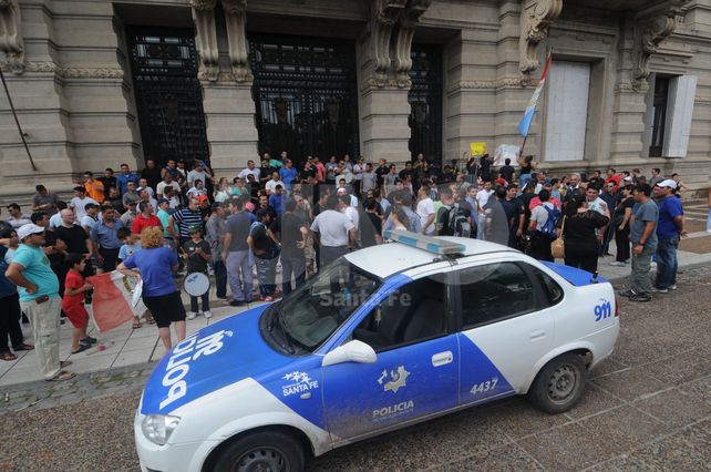 Los policías frente a Casa de Gobierno