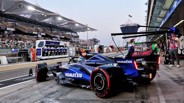 Franco Colapinto sale desde los boxes rumbo a la pista de Abu Dhabi