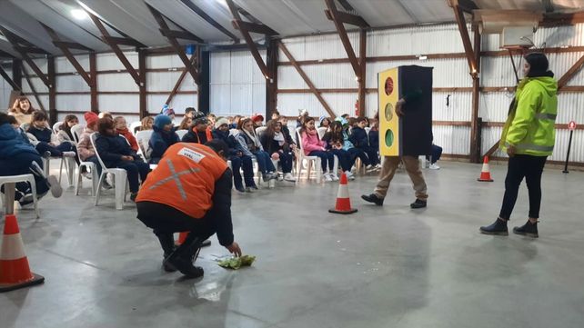 Los alumnos más pequeños reciben capacitación en seguridad vial a través de juegos.