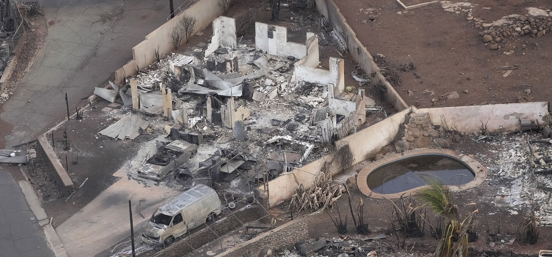 Restos de un incendio forestal se ven en Lahaina, Hawái. La búsqueda entre los restos del incendio forestal en la isla hawaiana de Maui el jueves reveló un páramo de casas quemadas y comunidades arrasadas mientras los bomberos luchaban contra el incendio más mortífero en los EE. UU. en los últimos años. (Foto AP/Rick Bowmer) Restos de un incendio forestal se ven en Lahaina, Hawái. La búsqueda entre los restos del incendio forestal en la isla hawaiana de Maui el jueves reveló un páramo de casas quemadas y comunidades arrasadas mientras los bomberos luchaban contra el incendio más mortífero en los EE. UU. en los últimos años. (Foto AP/Rick Bowmer)