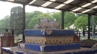 La Fuente de los Españoles, cuyas obras comenzaron ayer, fue vandalizada por hinchas de Gimnasia y Esgrima La Plata.