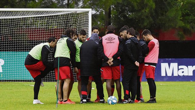 En detalles. Los jugadores rodean al DT durante un entrenamiento en Bella Vista.