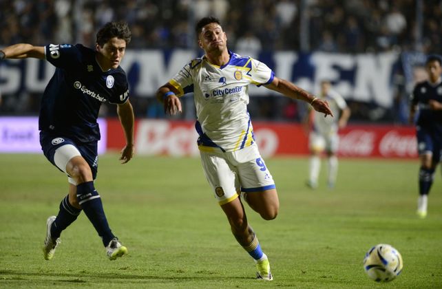 Alejo Veliz se esfuerza, ante la marca del central de Independiente Rivadavia de Mendoza.