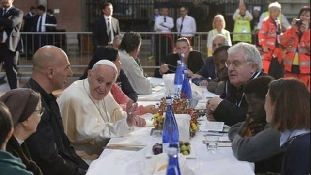 distendidos. Un momento de la comida desarrollada en la nave de la basílica de la Iglesia San Petronio de la ciudad de Bolonia.