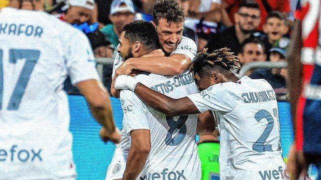 Milan superó a Cagliari y sigue en la pelea en el Calcio Milan superó a Cagliari y sigue en la pelea en el Calcio