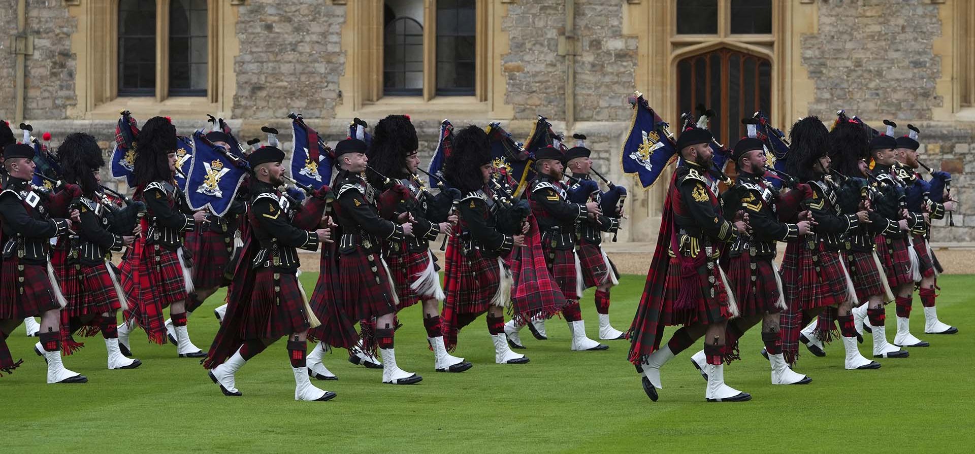 Las tropas escocesas tocan la gaita mientras el presidente Donald Trump y el rey Carlos III de Gran Bretaña pasan revista a la Guardia de Honor tras su llegada al Castillo de Windsor, en Windsor, Inglaterra, el miércoles 17 de septiembre de 2025. (Foto AP/Kirsty Wigglesworth, Pool) Las tropas escocesas tocan la gaita mientras el presidente Donald Trump y el rey Carlos III de Gran Bretaña pasan revista a la Guardia de Honor tras su llegada al Castillo de Windsor, en Windsor, Inglaterra, el miércoles 17 de septiembre de 2025. (Foto AP/Kirsty Wigglesworth, Pool)