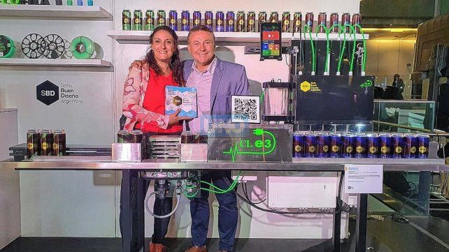 Galardón. La doctora Pascuccio junto a Claudio Almeida