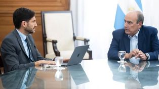 El ahora jefe de Gabinete, Guillermo Francos, durante una reunión en el verano con el gobernador Pullaro.