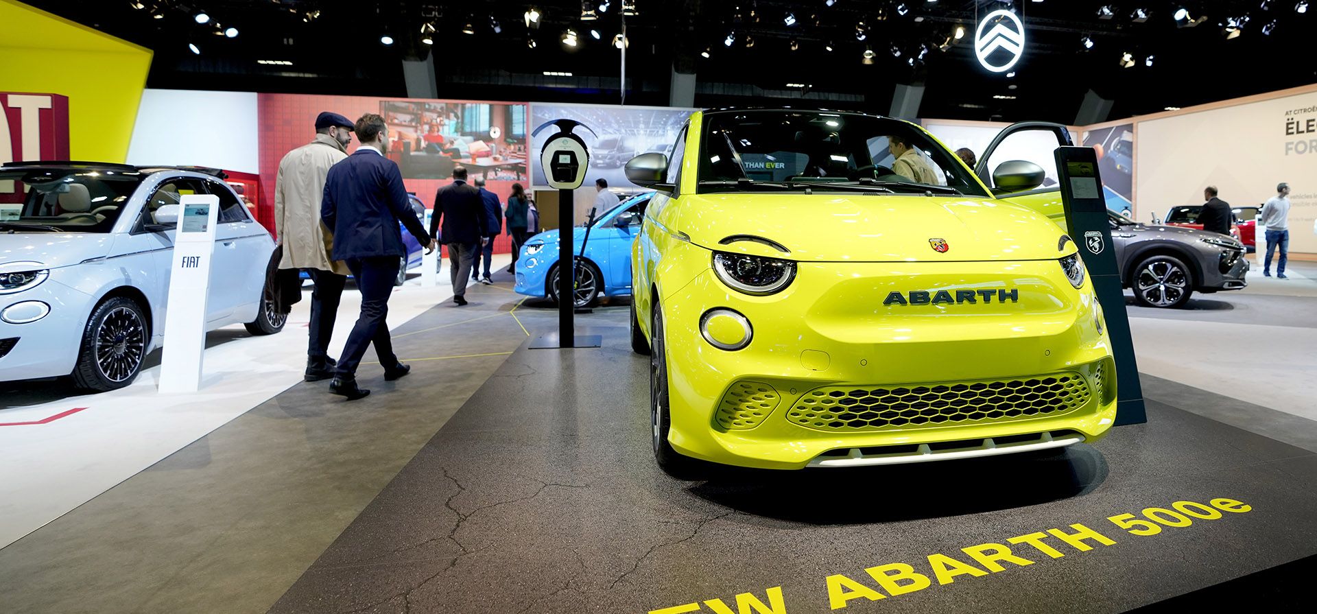 Fiat Abarth 500e hace su estreno europeo durante la apertura a los medios del Salón del Automóvil de Bruselas , viernes 13 de enero de 2023. (Foto AP/Virginia Mayo)
