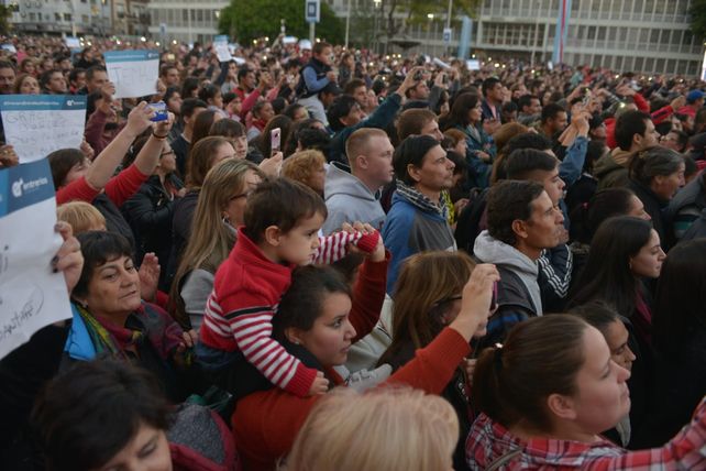 Las familias siguen el concierto de Los Palmeras y la filarmónica.&nbsp;
