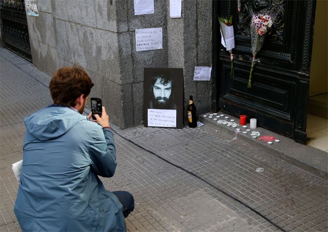 Altar que montaron en la puerta de la morgue.&nbsp;
