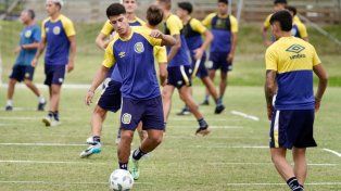 Los futbolistas de Central ya arrancaron con la práctica. La entrada en calor fue con fútbol-tenis.