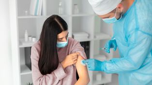 El Ministerio de Salud de Entre Ríos comenzó este lunes con la distribución de las vacunas bivalentes del laboratorio Pzifer/BioNtech. Se prevé que este miércoles se complete la entrega a todos los departamentos de la provincia para iniciar con la aplicación en las jornadas sucesivas.&nbsp;