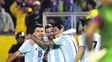 Goles son amores. Acuña y Di María abrazan a Messi. Benedetto se acerca a festejar.