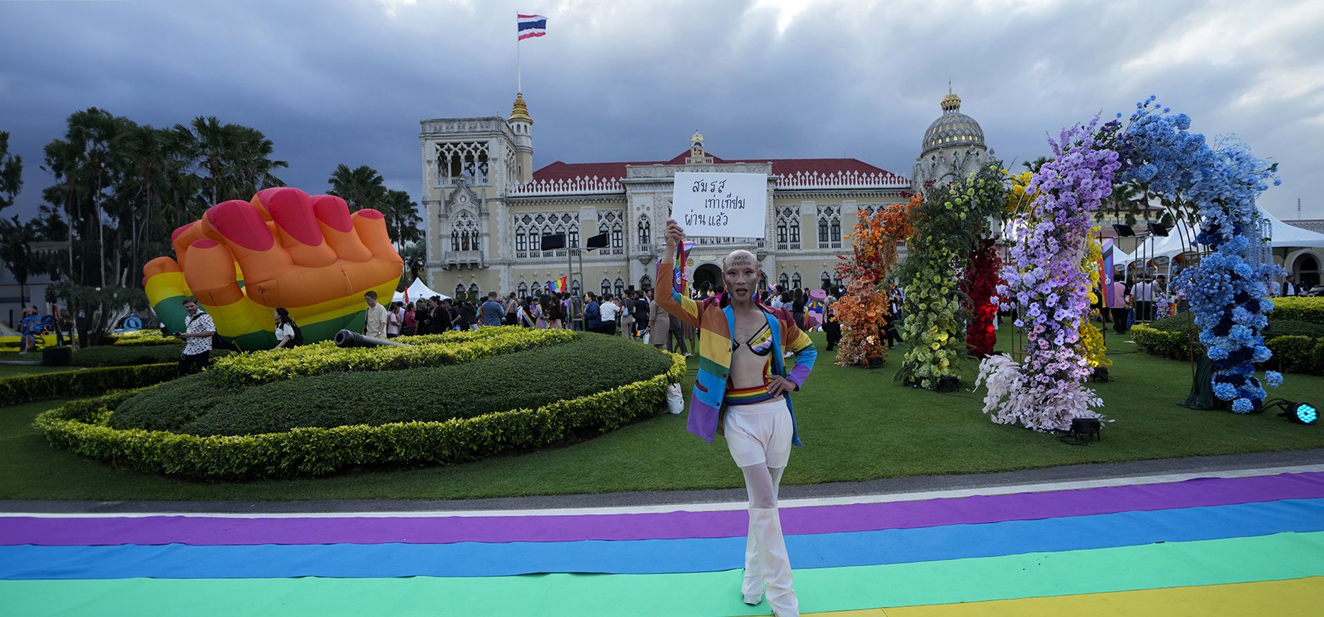 Un partidario celebra después de que el Senado de Tailandia aprobara abrumadoramente un proyecto de ley histórico para legalizar los matrimonios entre personas del mismo sexo en Bangkok, Tailandia, el martes 18 de junio de 2024. El cartel dice: Un partidario celebra después de que el Senado de Tailandia aprobara abrumadoramente un proyecto de ley histórico para legalizar los matrimonios entre personas del mismo sexo en Bangkok, Tailandia, el martes 18 de junio de 2024. El cartel dice: