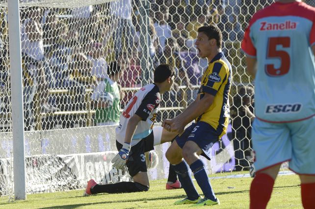 Damián Musto le mete mucha emoción a su grito, de cara a los hinchas. El Trencito Valencia marcó los dos restantes.