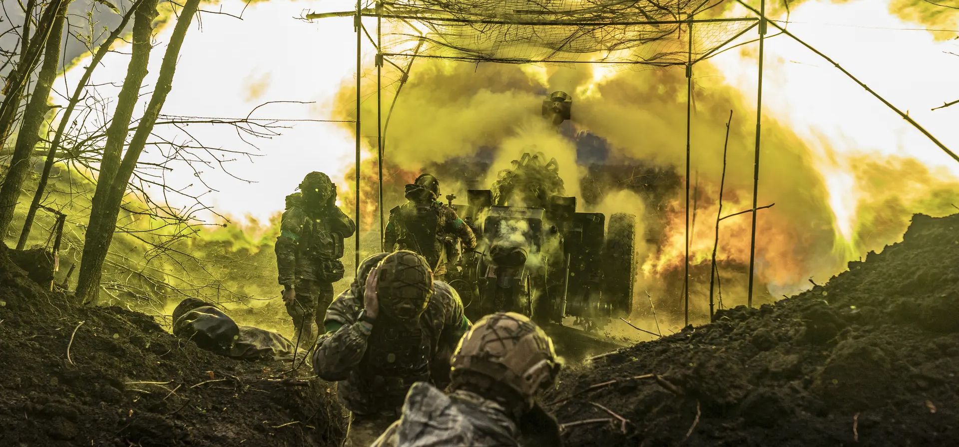 Soldados ucranianos de la 80ª Brigada disparan artillería en dirección a Bakhmut, Óblast de Donetsk, Ucrania. Fotografía: Agencia Anadolu/Getty Images