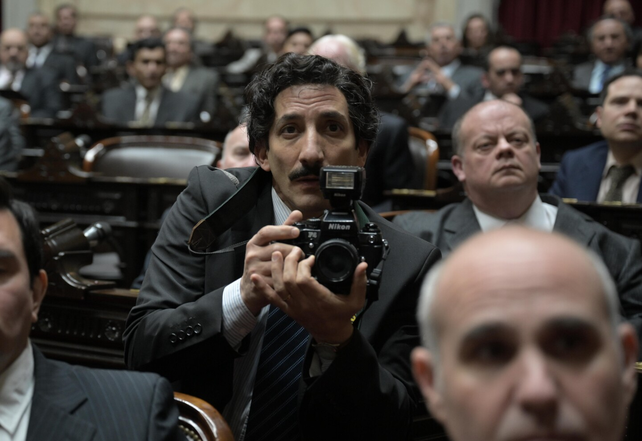 Juan Minujín interpreta a Olegario Salas, fotógrafo oficial del gobierno