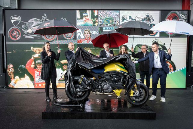 Autoridades de Ducati y la F1, junto a la hermana de Ayrton Senna, mostraron al mundo la moto de edición limitada.
