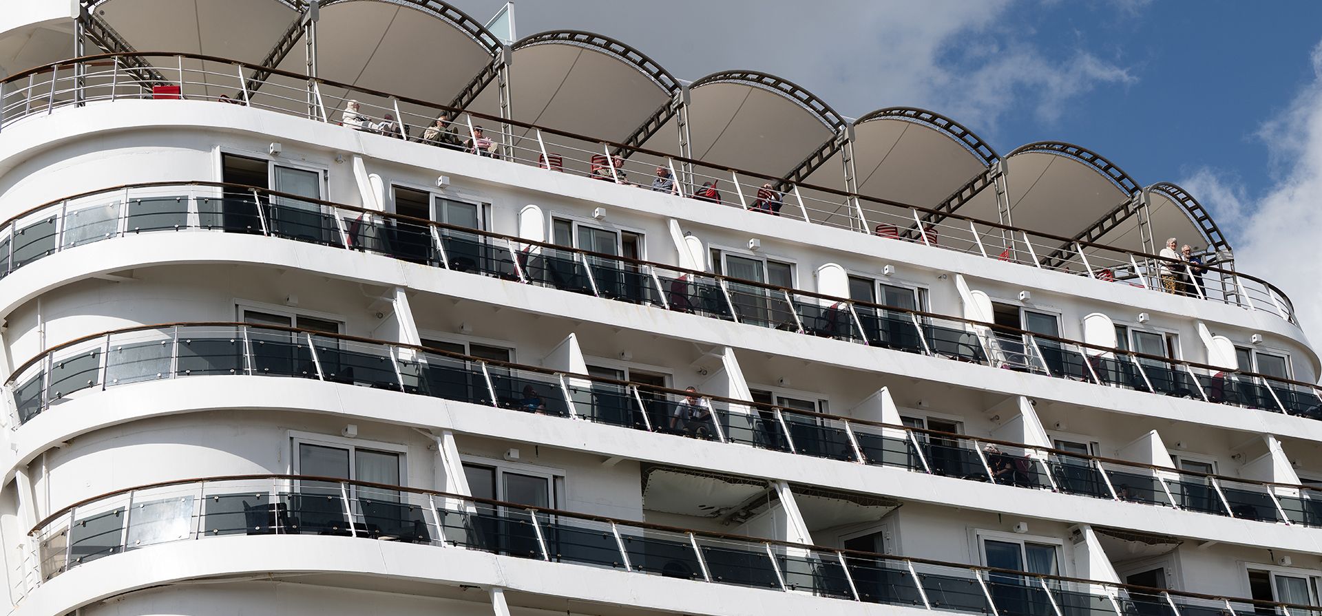 Pasajeros a bordo del crucero británico Ambition luego de que las autoridades francesas ordenaron que sus 1.700 pasajeros y tripulantes permanecieran a bordo por un brote gastrointestinal, en Burdeos, Francia, el 13 de mayo de 2026. (AP Foto/Caroline Blumberg) Pasajeros a bordo del crucero británico Ambition luego de que las autoridades francesas ordenaron que sus 1.700 pasajeros y tripulantes permanecieran a bordo por un brote gastrointestinal, en Burdeos, Francia, el 13 de mayo de 2026. (AP Foto/Caroline Blumberg)