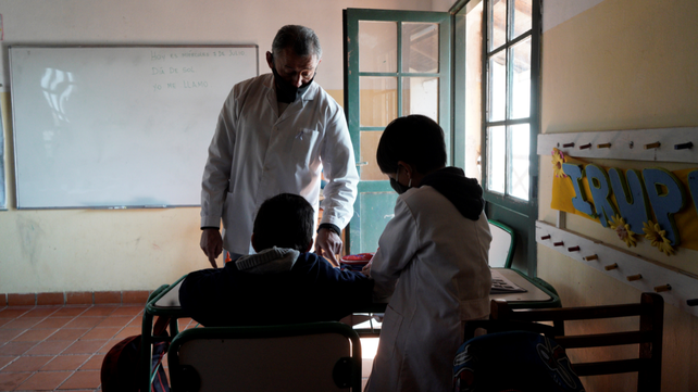 Javier Hereñú es el docente de la escuela del Charigüé y da clases desde nivel inicial hasta el tercer año de secundaria.