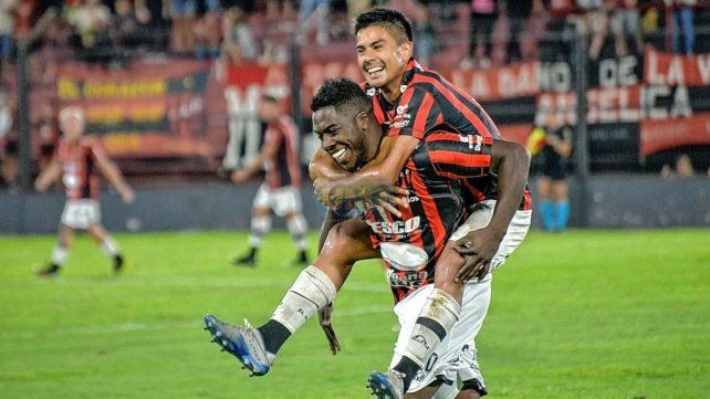 José Valencia festeja su gol